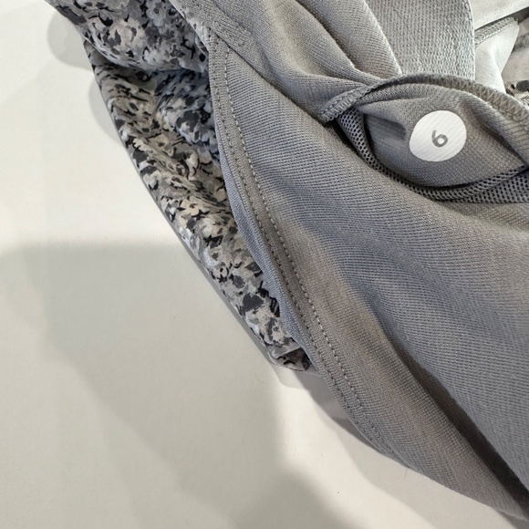 Lululemon Floral‎ Tank Top - Size 6. (No tag but Size Dot) - Picture 6 of 11